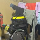 Los bomberos realizaron las mediciones de aire en el ambiente.