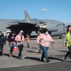 Un grupo de migrantes guatemaltecos deportados caminando por la pista de la Base Aérea de Guatemala, en Ciudad de Guatemala (Guatemala).