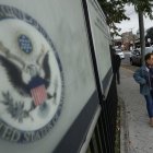 Ciudadanos colombianos solicitantes de visa de los Estados Unidos caminan afuera de la embajada estadounidense este lunes, en Bogotá (Colombia).