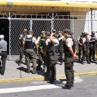 Padres de familia realizó un plantón en los exteriores de una unidad educativa para denunciar la existencia de una presunta red de extorsión al interior de la institución.