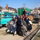 Los habitantes de Gaza desplazados viajan en la parte trasera de un carro tirado por caballos mientras cruzan el corredor de Netzarim desde el sur de la Franja de Gaza hacia la parte norte el 27 de enero de 2025.