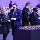 Los supervivientes llegan para colocar velas delante del vagón del tren, símbolo del evento, para rendir homenaje a las víctimas durante el 80º aniversario de la liberación del campo de concentración y exterminio nazi.