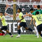 Jugadores de Ecuador celebran un gol ante Bolivia en el primer partido.