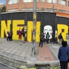 Foto panorámica de integrantes de colectivos artísticos pintando un grafiti este viernes en Bogotá (Colombia).