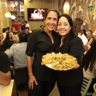 Las anfitrionas, Alberta Vallarino y Lupe Guitiérrez.