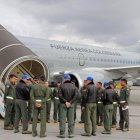 Pilotos reunidos antes del despegue de una aeronave rumbo a San Diego (EE.UU) este lunes 27 de enero, en el Comando Aéreo de Transporte Militar (Catam) en Bogotá (Colombia).