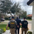 Hecho. Dos agentes federales arrestaron a una persona indocumentada en las redadas migratorias, según el Servicio de Inmigración y Aduanas se capturó cerca de mil personas el domingo 26 de enero de 2025.