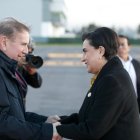 El líder opositor venezolano, Edmundo González Urrutia, junto a la canciller de Ecuador, Gabriela Sommerfeld.