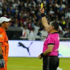Byron Moreno (d) mostrando una tarjeta a José Francisco Cevallos en el partido de glorias de Liga de Quito