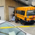 El bus colisionó contra un vehículo y el impacto lo desvió hasta la calzada, donde asesinó a la mujer.