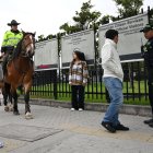 Agentes de la policía montada patrullan frente a la embajada de Estados Unidos, donde la gente espera después de que se cancelaran sus citas para visas en Bogotá el 27 de enero de 2025.