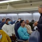 El presidente de Colombia, Gustavo Petro, recibe a deportados que fueron trasladados en un avión de la Fuerza Aérea de ese país.