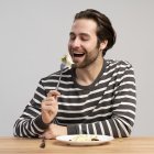 El hábito de comer rápidamente puede contribuir al aumento de peso y otros problemas de salud