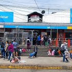 Desorden. La presencia de comerciantes informales se evidencia adentro y fuera del lugar.