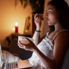 ¿Qué tan tarde se puede comer sin causar problemas en la salud?