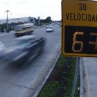 El exceso de velocidad se detecta a través de radares ubicados en las vías del país.