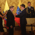 Daniel Noboa condecora a Edmundo González en Ecuador.