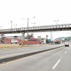 El municipio está interviniendo los pasos peatonales elevados.