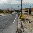 Hecho. La calle Bernardino Echeverría, además de estar en mal estado, carece de señalética y aceras.