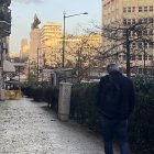 Un hombre camina hacia la plaza del Marqués de Pombal, en el centro de Lisboa.