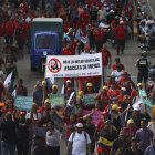 Partidarios de Nicolás Maduro, marchan durante una manifestación para conmemorar el aniversario del fin de la dictadura de Marcos Pérez Jiménez.