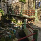 La gente camina en un callejón con aguas residuales a cielo abierto en la favela Rocinha, Río de Janeiro, Brasil, el 18 de noviembre de 2024.