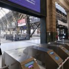 Un hombre camina dentro de la cerrada estación de tren Retiro Mitre durante una huelga de seis horas del servicio de trenes en Buenos Aires.