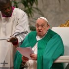 El Papa Francisco preside una misa durante el Jubileo del Mundo de las Comunicaciones en la basílica de San Pedro en el Vaticano, el 26 de enero de 2025.