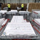 Proceso. Autoridades del CNE realizaron un recorrido por las instalaciones de la empresa Montgar, con el fin de constatar el avance de la integración de los 41.488 paquetes electorales.