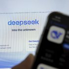 Tecnología. Una persona usando la herramienta de Deep Seek.