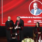 El canciller de la Udla, Carlos Larreátegui, entregó el doctorado honoris causa a Edmundo González.