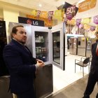 David Almeida, CAM de LG, junto a Jae Hyun Shim, embajador de Corea del Sur en Ecuador.