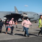 Proceso. Los vuelos de migrantes deportados se han dado desde hace varios años, pero desde que asumió Trump tienen drásticas medidas. Foto de migrantes guatemaltecos llegando a su país (foto referencial)