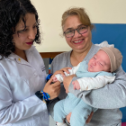 El bebé Máximo Damián, con su abuela Maritza Rosales y la neuropediatra Verónica Quintana, en el Hospital San Francisco de Quito.