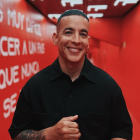 La contrataión surge en medio de disputas legales entre el cantante y su exesposa