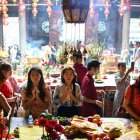 La gente reza en un templo chino en el área de Chinatown de Yangon el 29 de enero de 2025, el primer día del Año Nuevo Lunar de la Serpiente.