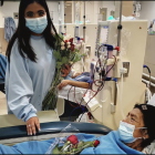 Alejandra Valdez (de pie), luego de someterse a diálisis, entrega flores a una compañera, en una clínica privada.