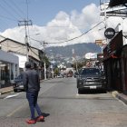 En el centro de Cumbayá no se respeta la norma y se deja poco espacio para los peatones que deben caminar por la vía.