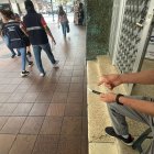 Los ciudadnaos llegan a encontrar trozos de cables en la calle y tapas abiertas en las mañanas.