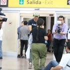 Arribo. Mirna fue una de las primeras migrantes en salir del aeropuerto.