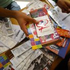 Documentos y preservativos en una campaña contra la difusión del Sida.