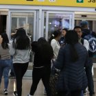 Guayaquil. Un grupo de las personas deportadas desde Estados Unidos llegando al aeropuerto José Joaquín Olmedo.