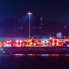 Equipos de rescate se reúnen para responder a un accidente aéreo en el río Potomac, cerca del Aeropuerto Nacional Ronald Reagan en Washington, DC.