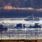 Equipos de rescate buscan entre los escombros de un avión comercial que colisionó con un helicóptero militar, en Washington.