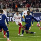 Willian Pacho del Paris Saint Germain sigue con vida en la Champions.