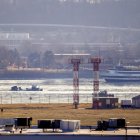 Equipos de emergencia operan en el río Potomac, cerca de los restos de un avión comercial que chocó con un helicóptero militar, en Washington, el 30 de enero de 2025.