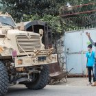 Integrantes de una brigada de protección barrial dan acceso a un camión blindado del ejército haitiano este miércoles, en Kenscoff (Haití).
