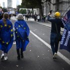 Los manifestantes portan banderas de la UE durante una marcha de reincorporación, mientras caminan hacia las Casas del Parlamento en el centro de Londres.