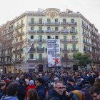 Cientos de vecinos y activistas se concentran frente a la Casa Orsola en apoyo al vecino de este emblemático edificio cuyo desahucio está previsto para esta mañana.