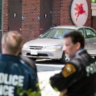 Agentes del Servicio de Control de Inmigración y Aduanas (ICE) de Estados Unidos se preparan para redadas para buscar indocumentados.